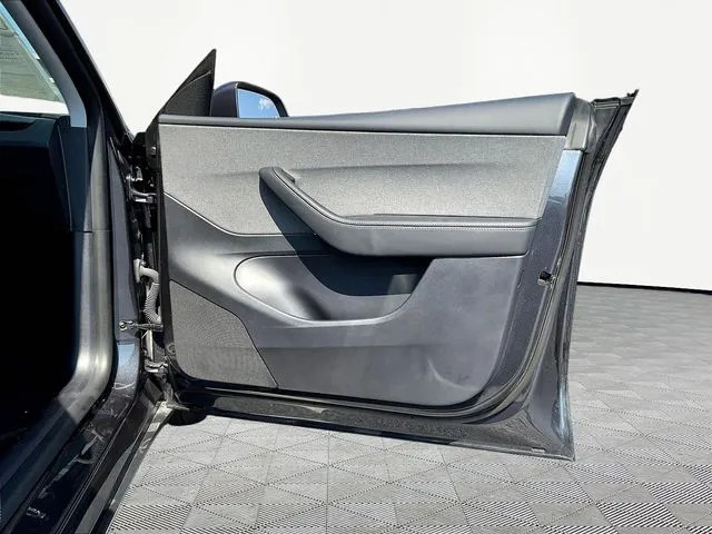 Tesla Model Y photo 28