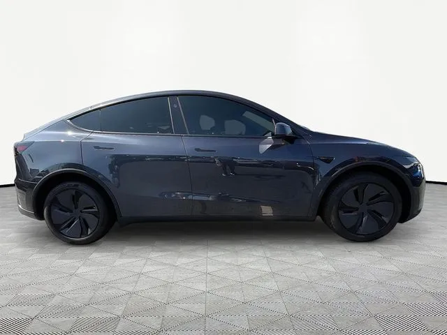 Tesla Model Y photo 8