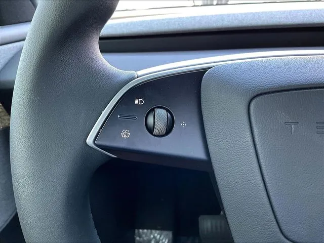 Tesla Model Y photo 13