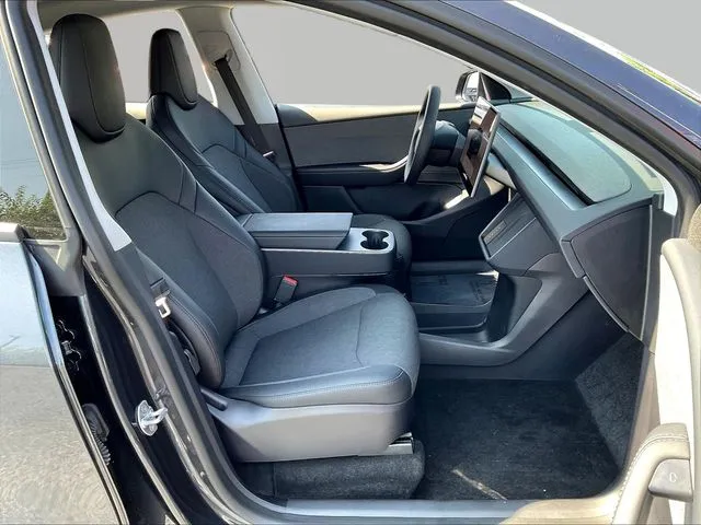 Tesla Model Y photo 29