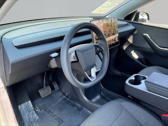 Tesla Model Y photo 18