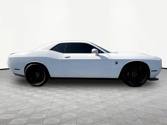 Dodge Challenger photo 8