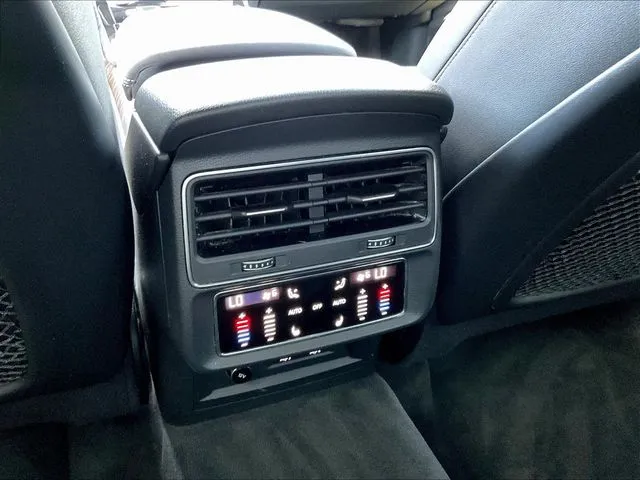 Audi Q8 photo 12