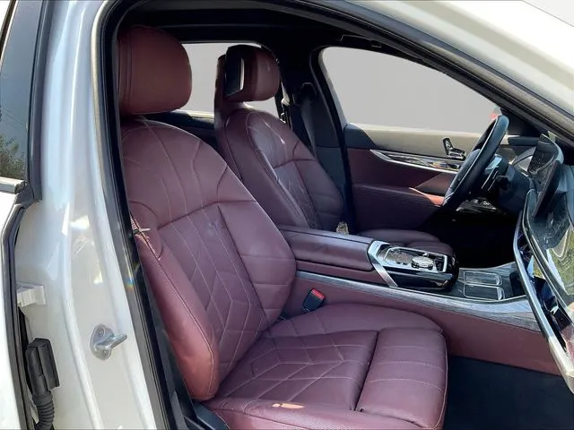 BMW 7 Series photo 29