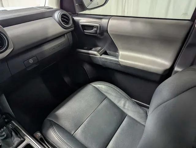 Toyota Tacoma photo 8