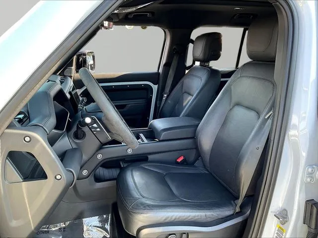 Land Rover Defender 110 photo 23