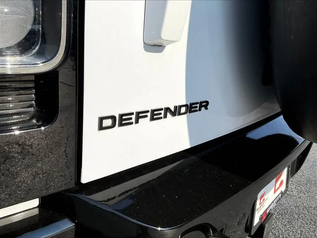 Land Rover Defender 110 photo 26