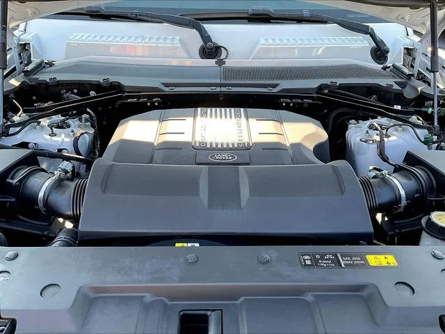 Land Rover Defender 110 photo 32