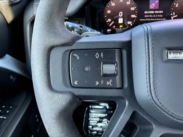 Land Rover Defender 110 photo 13