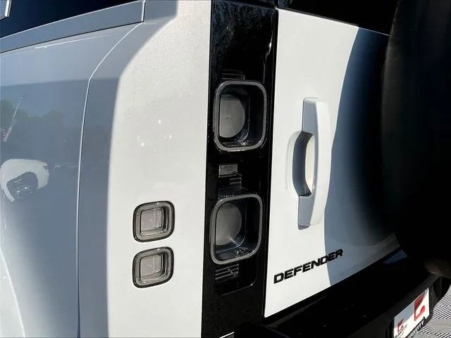 Land Rover Defender 110 photo 25
