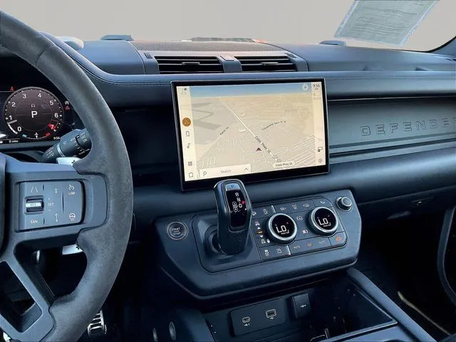 Land Rover Defender 110 photo 11