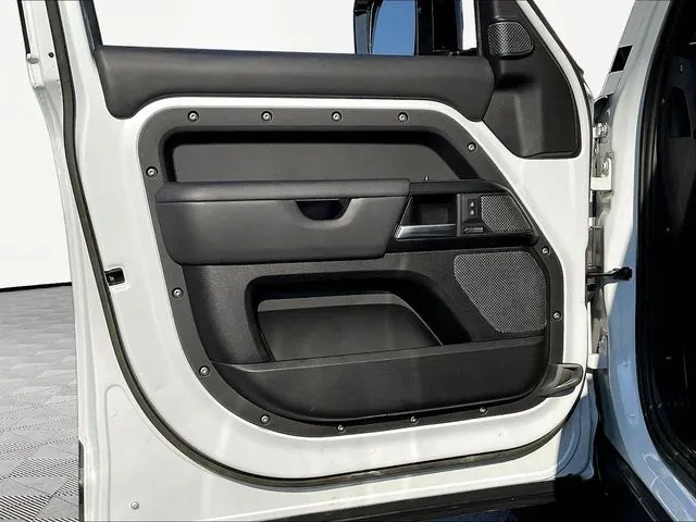 Land Rover Defender 110 photo 22