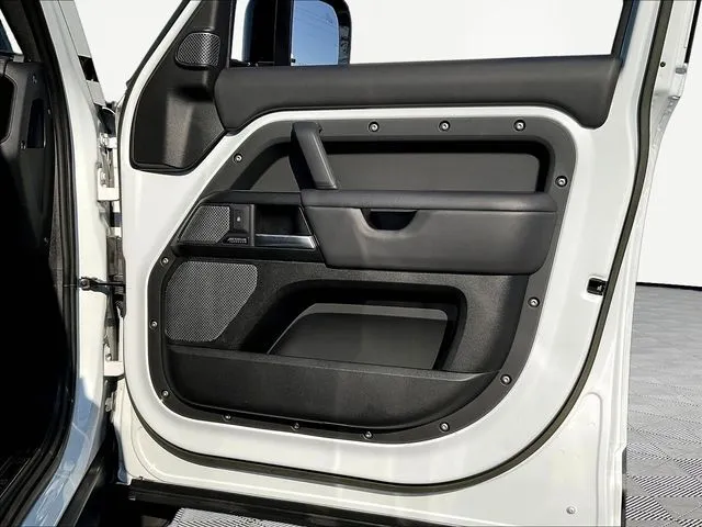 Land Rover Defender 110 photo 30