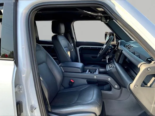 Land Rover Defender 110 photo 31