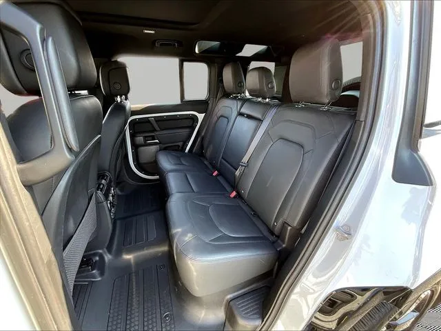 Land Rover Defender 110 photo 24