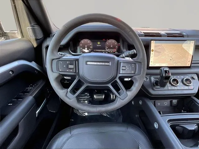 Land Rover Defender 110 photo 10
