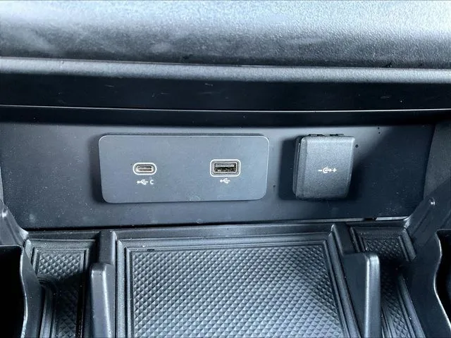 Land Rover Defender 110 photo 18