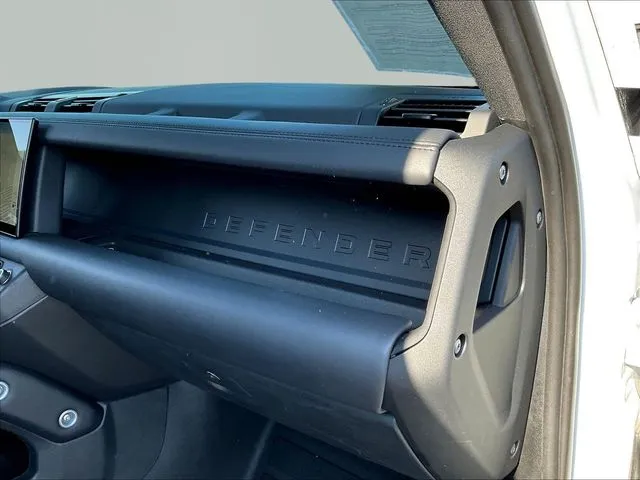 Land Rover Defender 110 photo 28