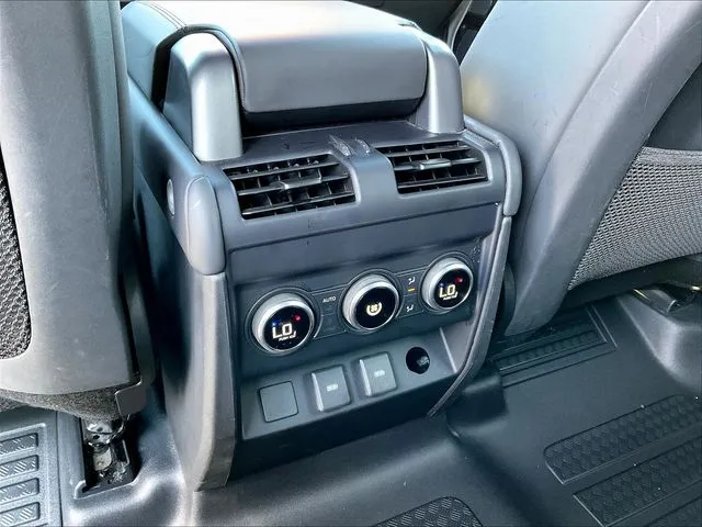 Land Rover Defender 110 photo 12