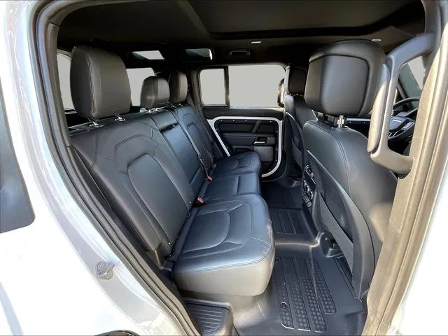 Land Rover Defender 110 photo 27