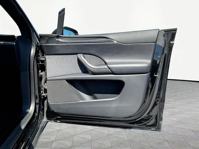 Tesla Model X photo 29