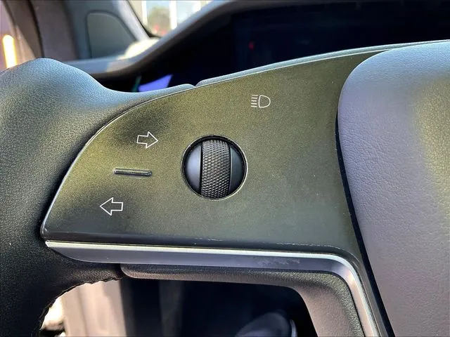Tesla Model X photo 13