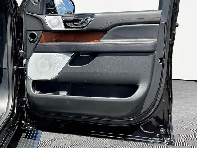 Lincoln Navigator L photo 28