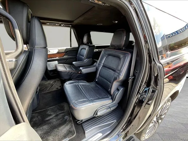 Lincoln Navigator L photo 22
