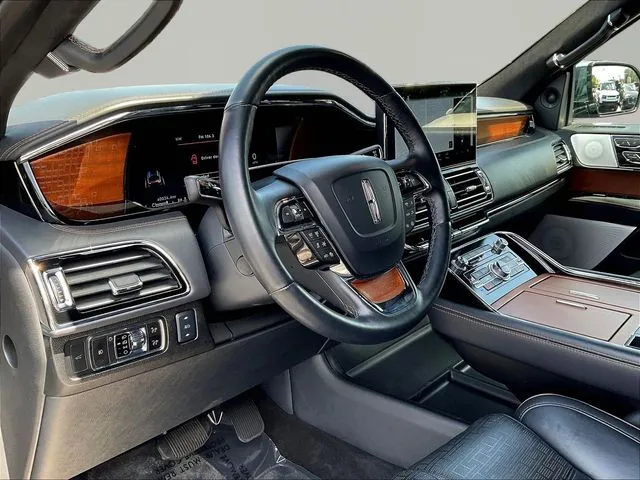 Lincoln Navigator L photo 17