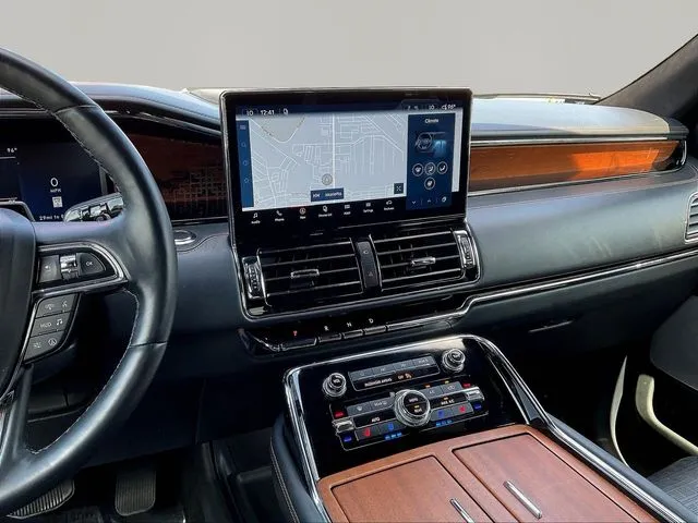 Lincoln Navigator L photo 11