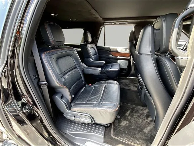 Lincoln Navigator L photo 24