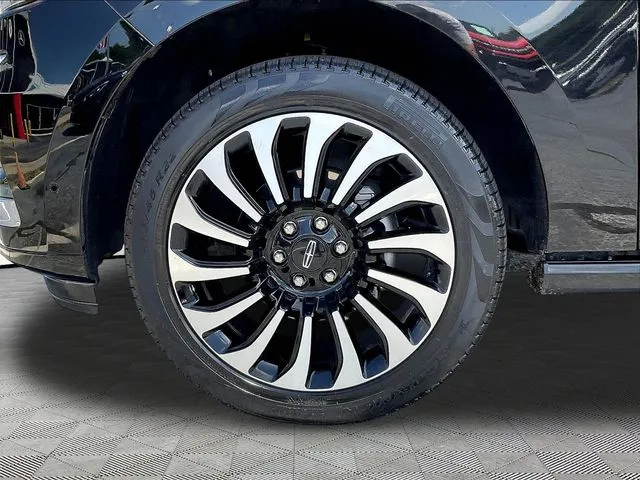 Lincoln Navigator L photo 34