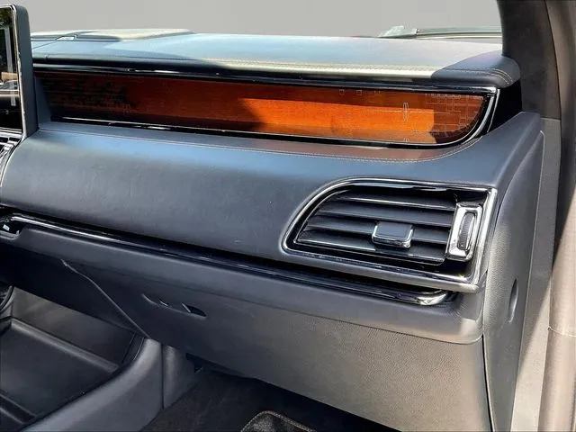 Lincoln Navigator L photo 26