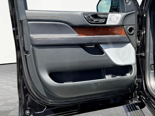 Lincoln Navigator L photo 20