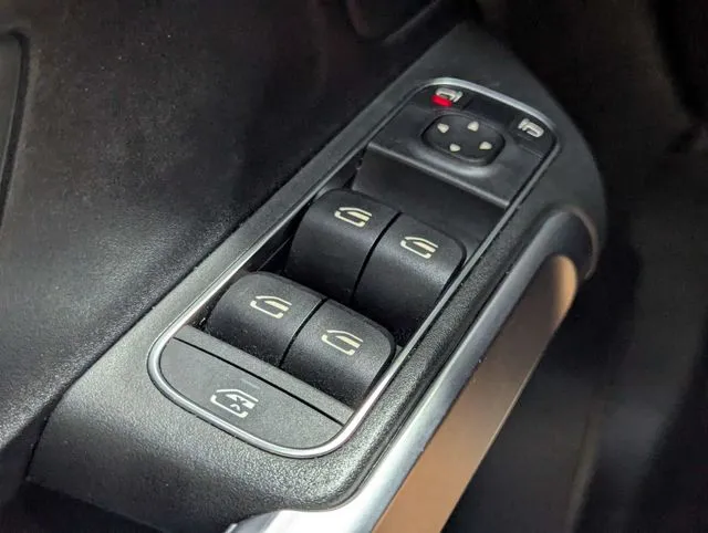 Mercedes-Benz GLB photo 16