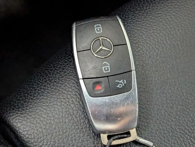 Mercedes-Benz GLB photo 22