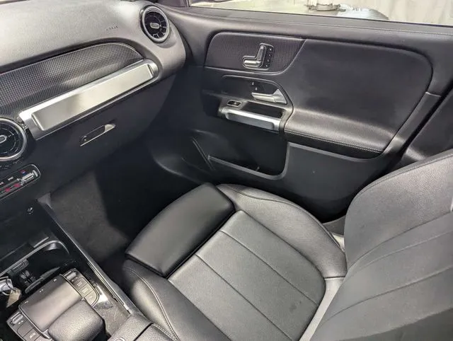 Mercedes-Benz GLB photo 8