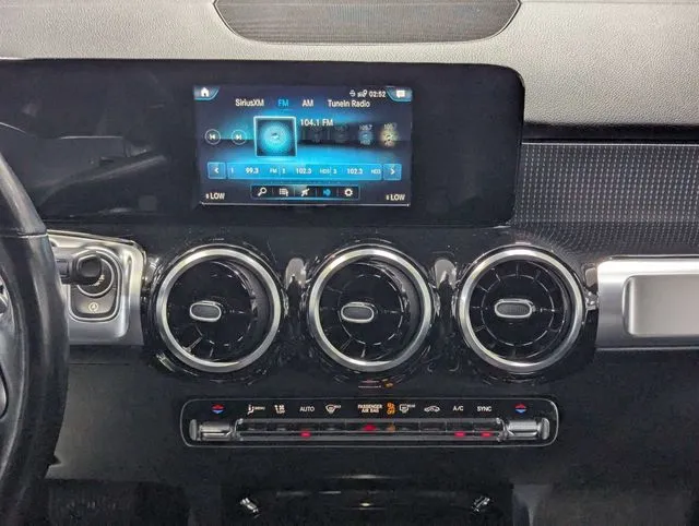 Mercedes-Benz GLB photo 11