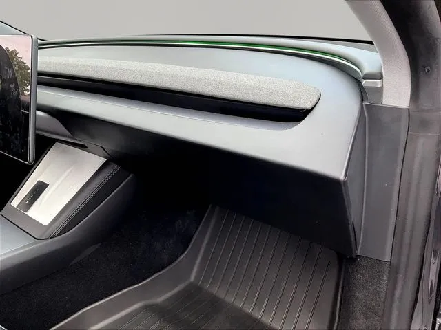 Tesla Model 3 photo 28