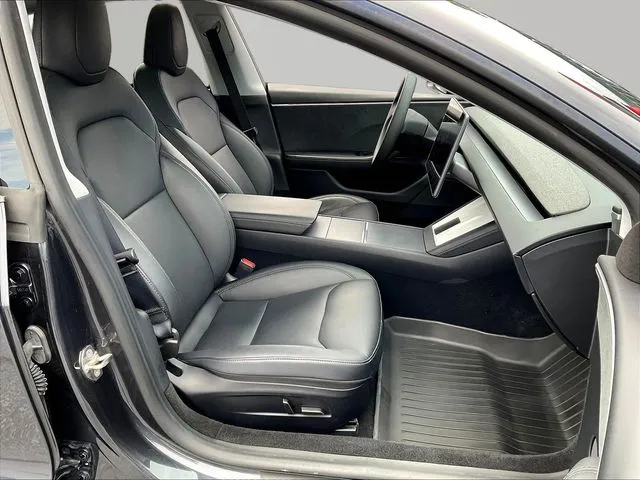 Tesla Model 3 photo 31