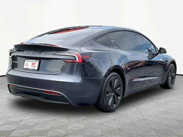 Tesla Model 3 photo 7