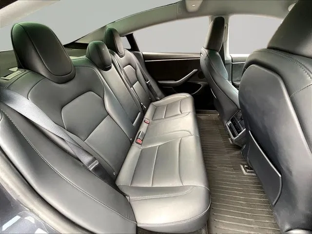 Tesla Model 3 photo 27