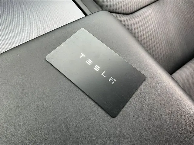 Tesla Model 3 photo 36