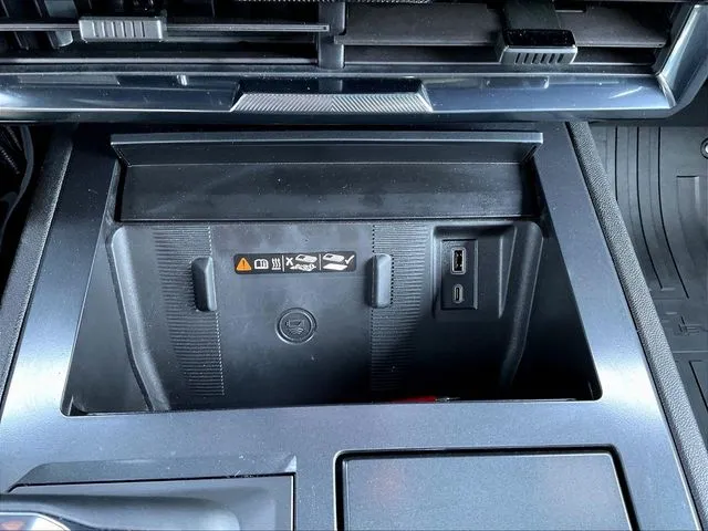 GMC Hummer EV SUV photo 17