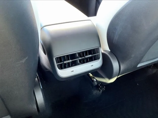 Tesla Model Y photo 12