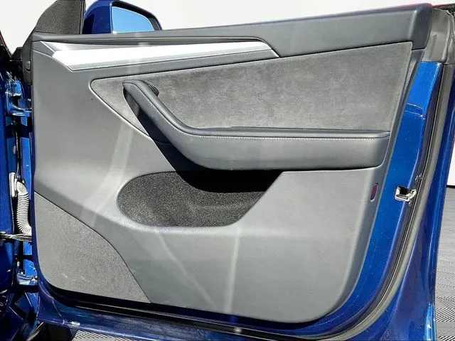 Tesla Model Y photo 30