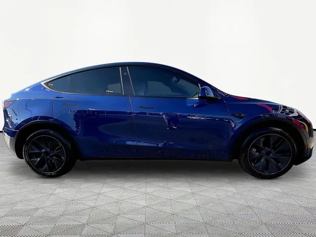 Tesla Model Y photo 8