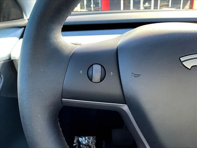 Tesla Model Y photo 13