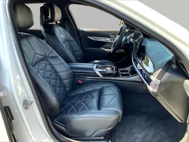 BMW 7 Series photo 29
