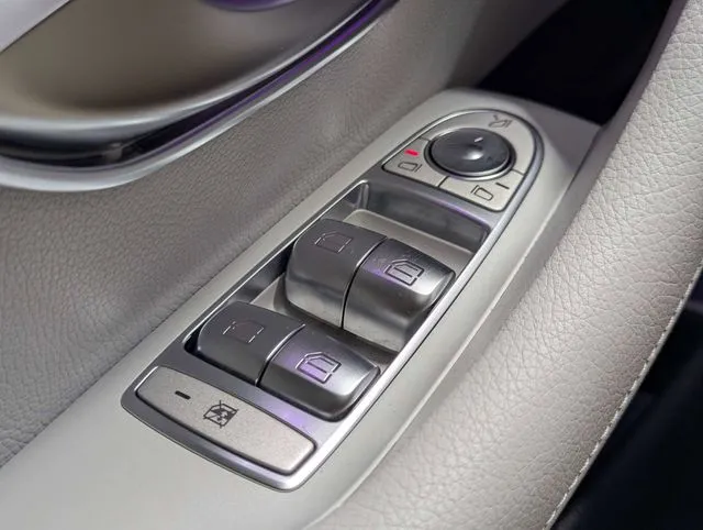 Mercedes-Benz E-Class photo 17